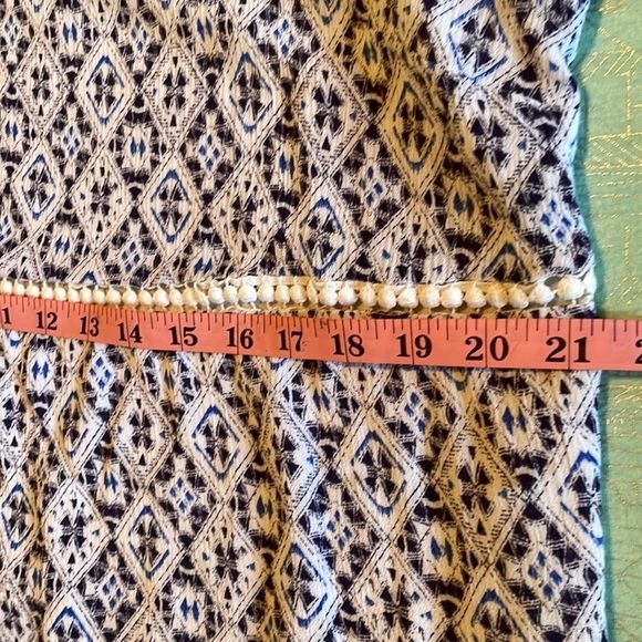 Skies Are Blue Langlock XL blue geo print cold shoulder top w lace & lining EUC - Picture 9 of 16